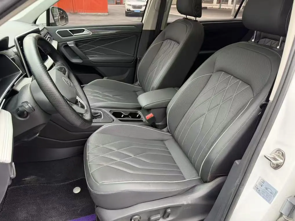 Volkswagen 2024 Tiguan L R-Line 2.0TSI 330TSI Two-Drive R-Line Overdrive Automatic Gear 3