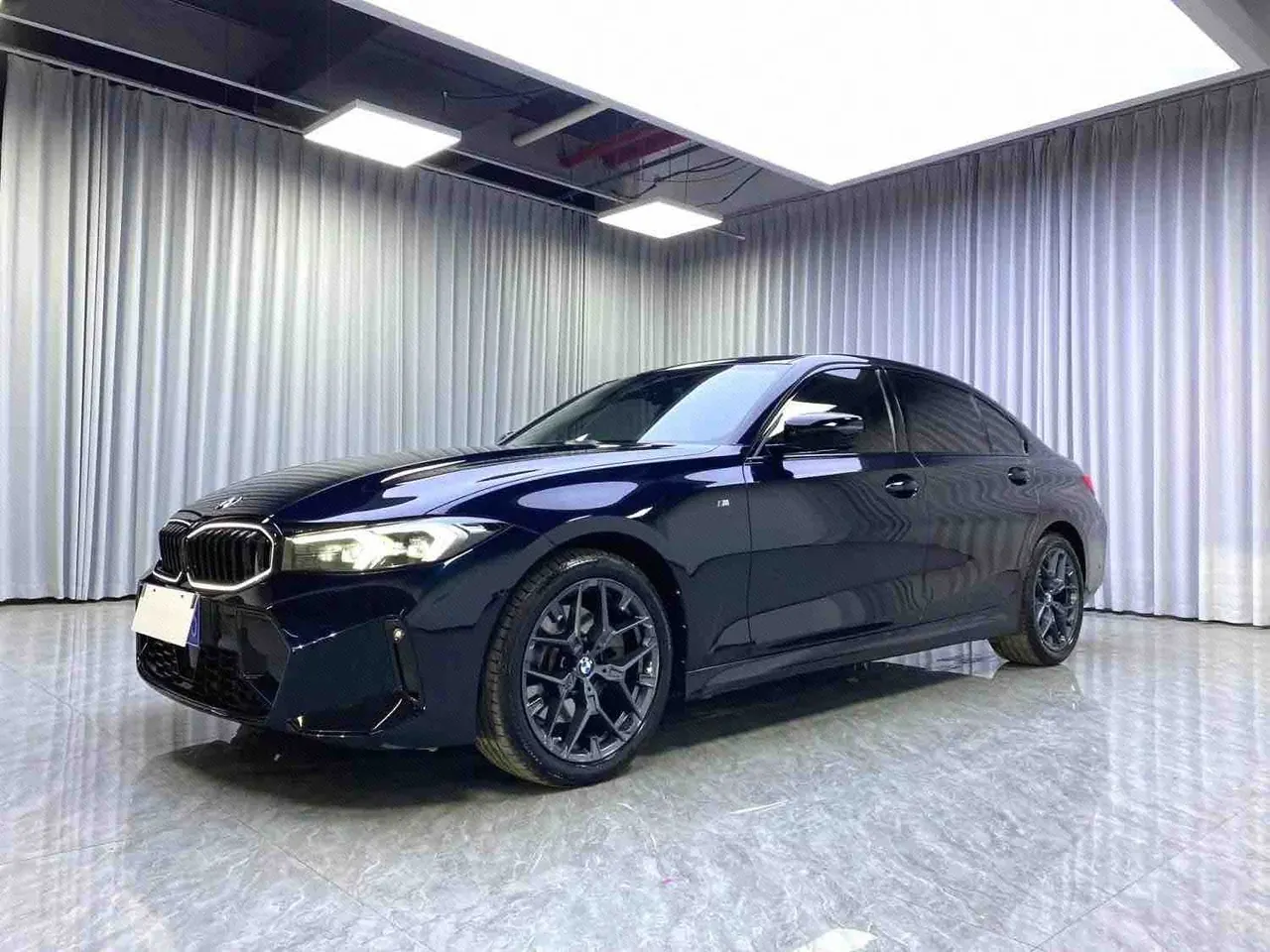 打开图片灯箱:BMW 3 Series 2025 330Li 2.0T M Sports Obsidian Night Suit Automatic Gear