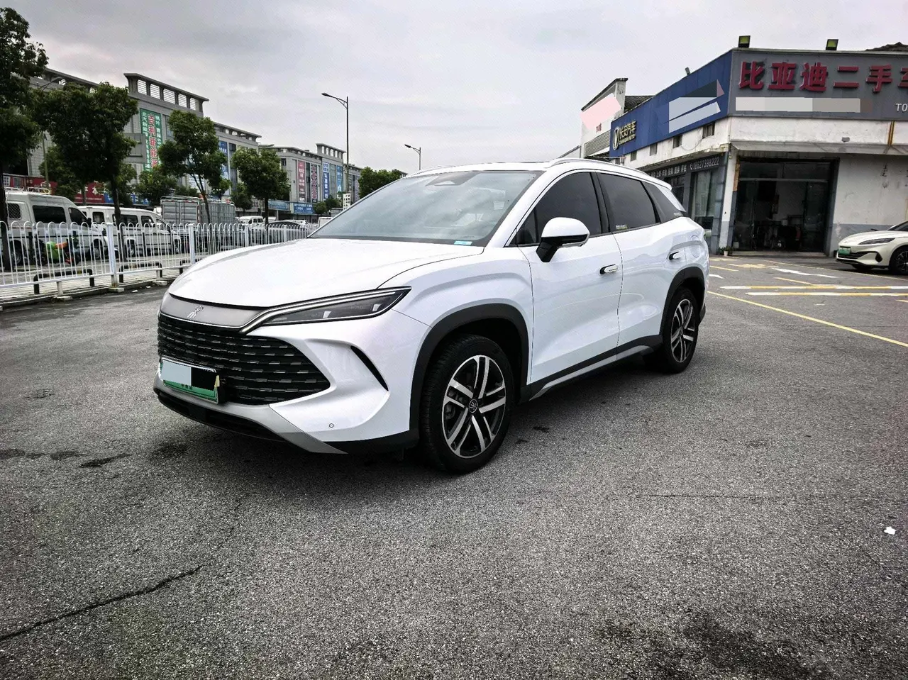 打开图片灯箱:BYD 2024 Song L DM-i 1.5 Stepless 112km Exceed Automatic Transmission