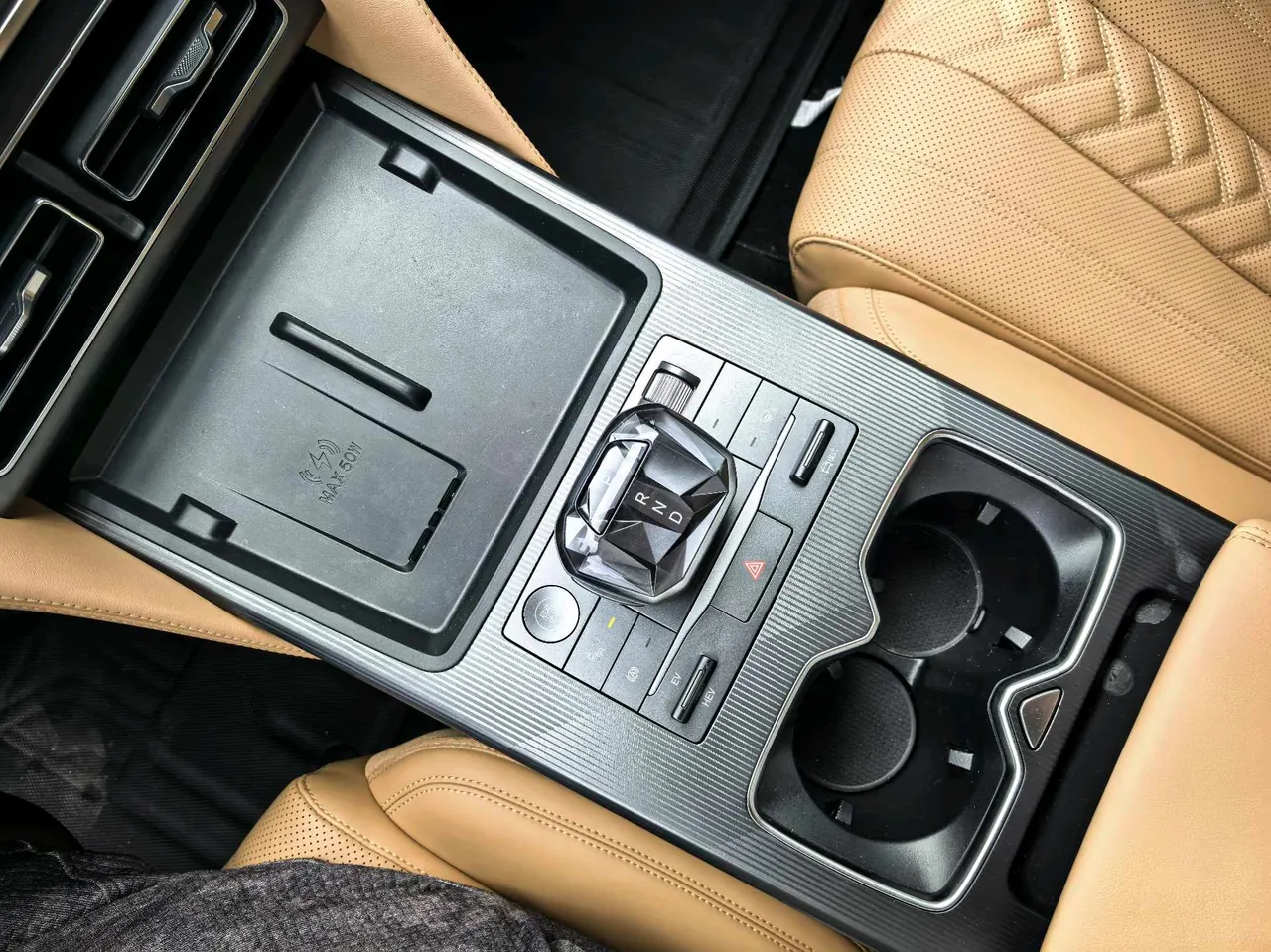 BYD 2024 Song L DM-i 1.5 Stepless 112km Exceed Automatic Transmission 10