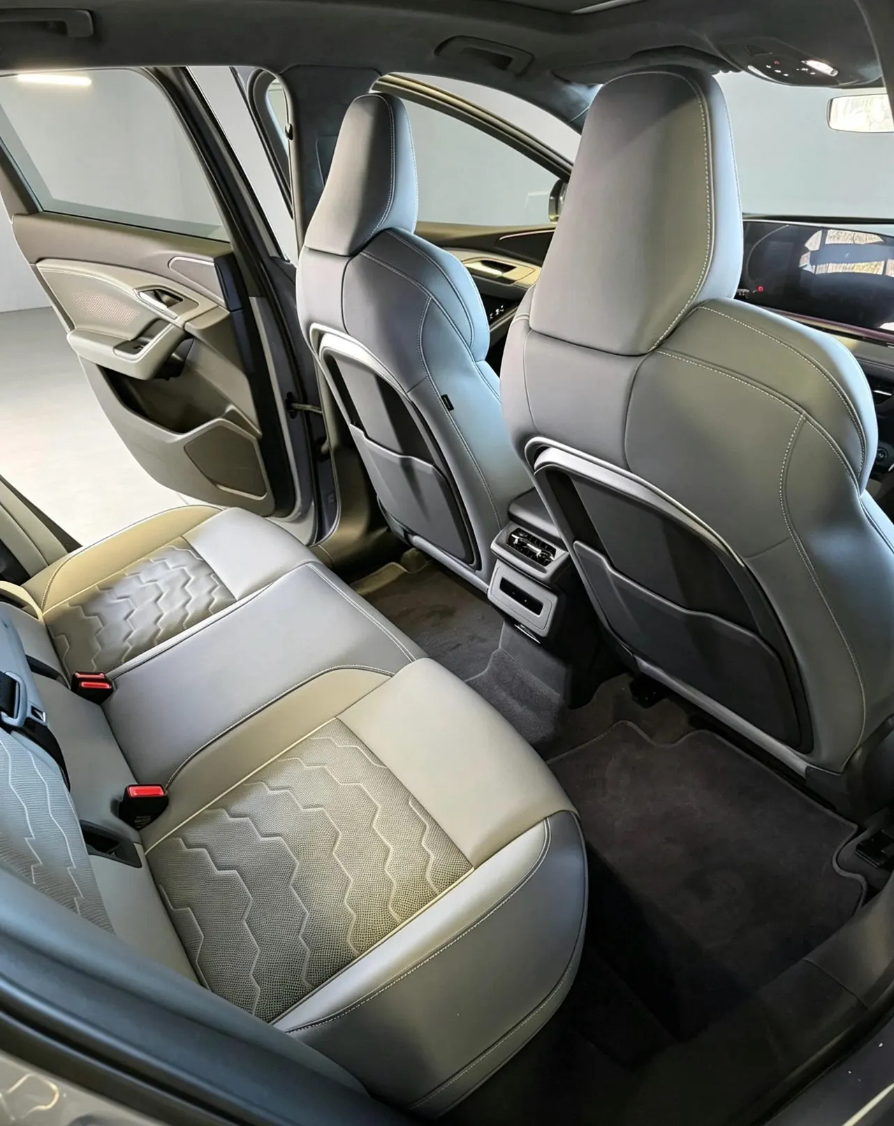 Audi 2026 Q6L Sportback e-tron Starts Pilot Edition Automatic Gear 5