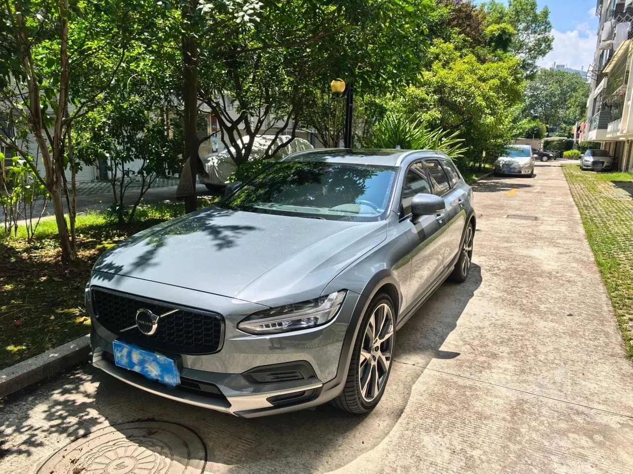 Volvo V90 (Imported) 2022 V90 Cross Country 48V 2.0T B5 AWD Zhiyuan Edition Automatic Gear - View 1