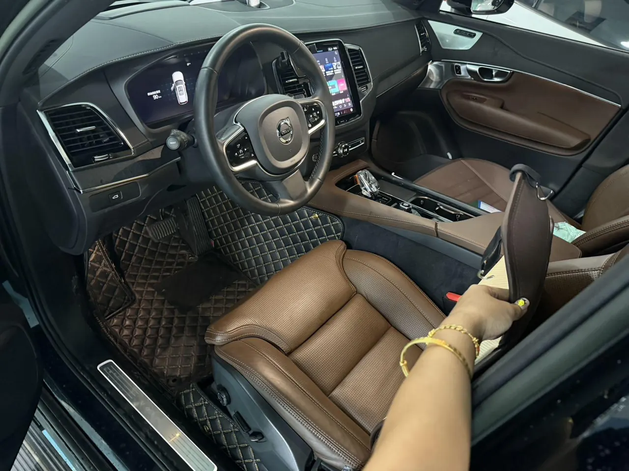 Volvo XC90 (Imported) 2023 XC90 48V 2.0T B6 Zhiya Deluxe Edition 7-seat Automatic Gear 4