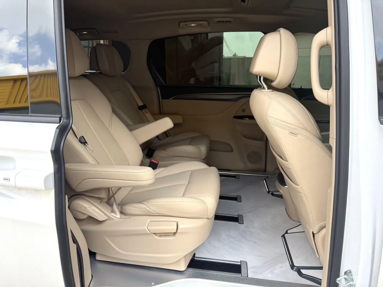 Buick 2025 GL8 Land Business Class 2.0T First Edition Automatic Gear 4