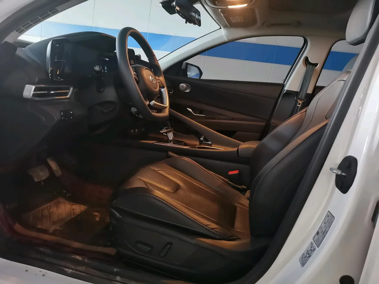 Hyundai 2022 Elantra -3-compartment 1.5 stepless LUX premium automatic gear 4