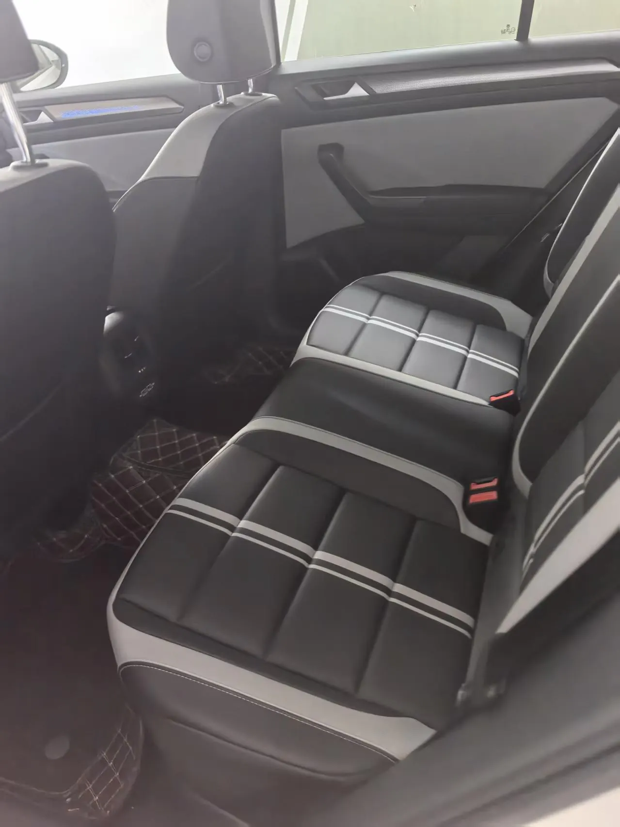 Volkswagen 2025 Tange 1.5TSI 300TSI Two-Drive Chen Guang Edition Automatic Gear 4