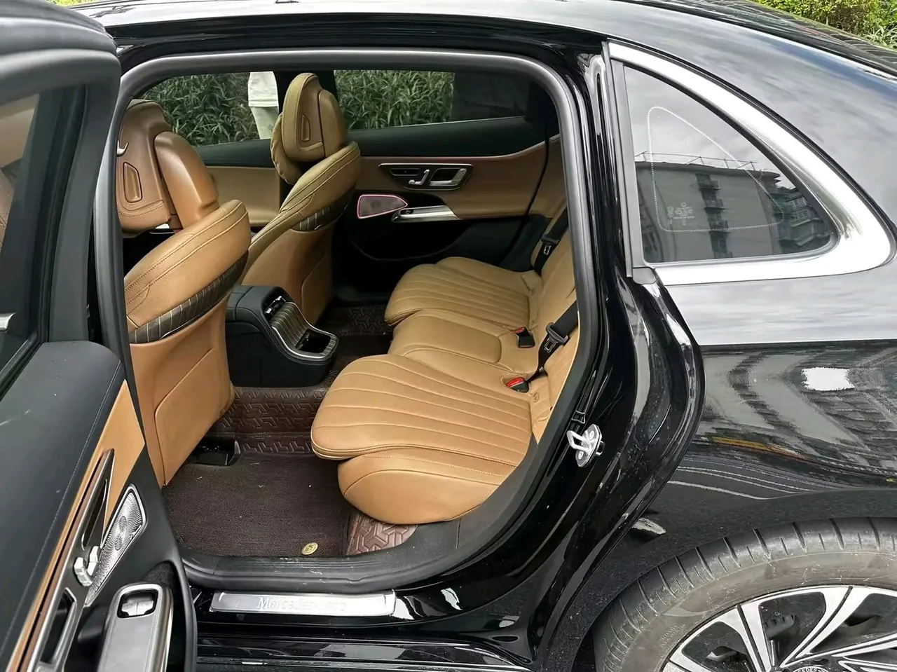 Mercedes Benz E Class 2025 E 300 L 48V 2.0T Luxury Automatic Gear 4