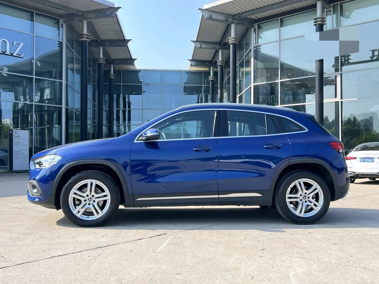 Mercedes Benz 2023 GLA 200 1.3T automatic gear 2