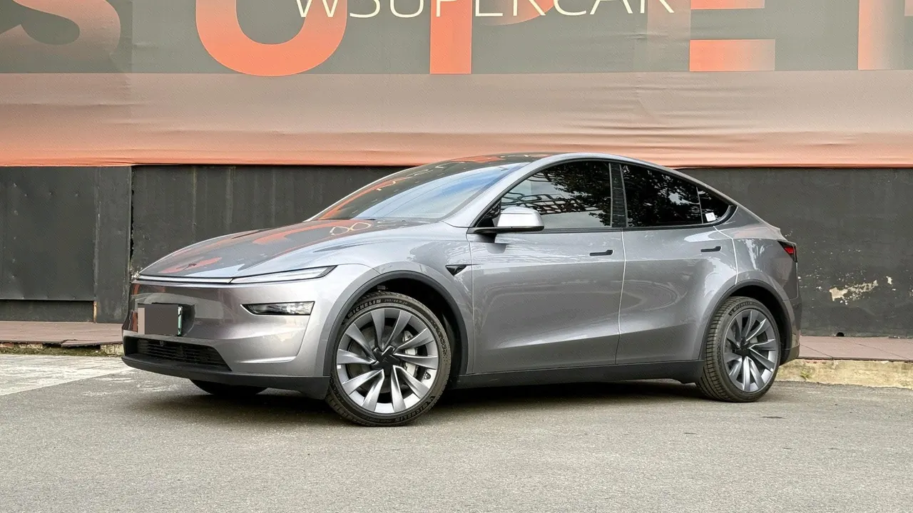 Open image lightbox: Tesla 2026 Model Y long endurance all-wheel drive version automatic transmission