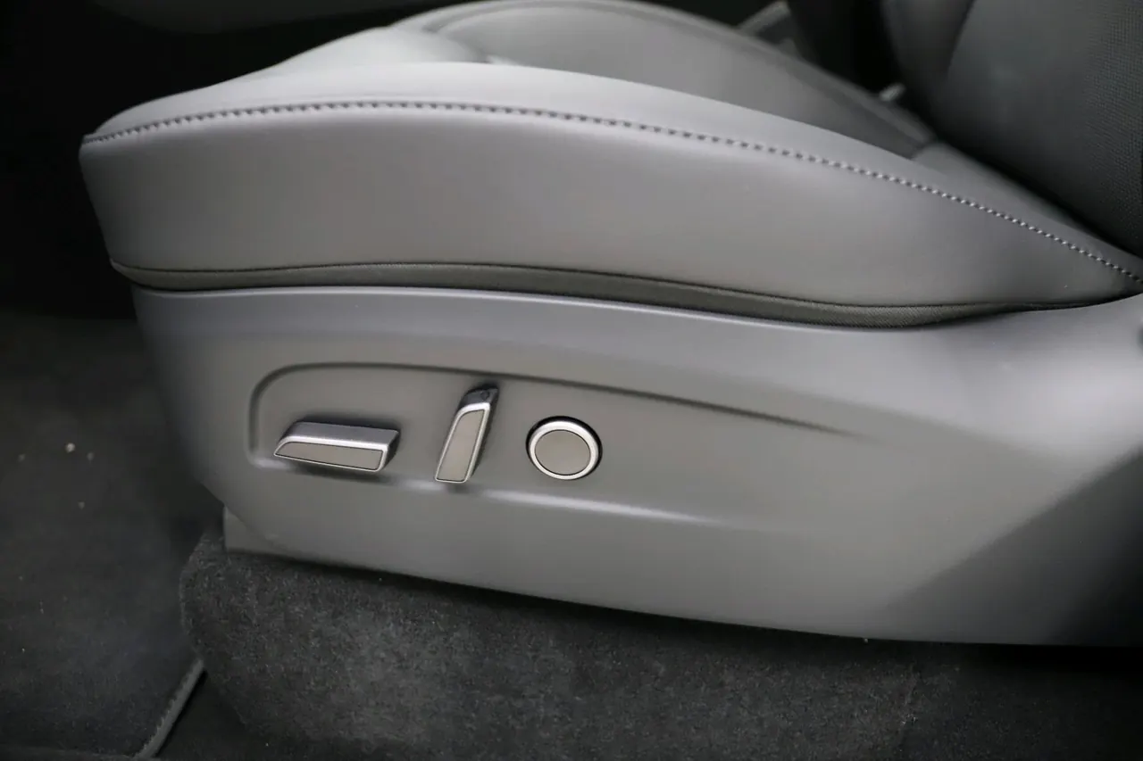 Tesla 2026 Model Y long endurance all-wheel drive version automatic transmission 10