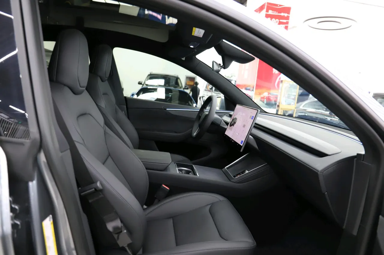 Tesla 2026 Model Y long endurance all-wheel drive version automatic transmission 9
