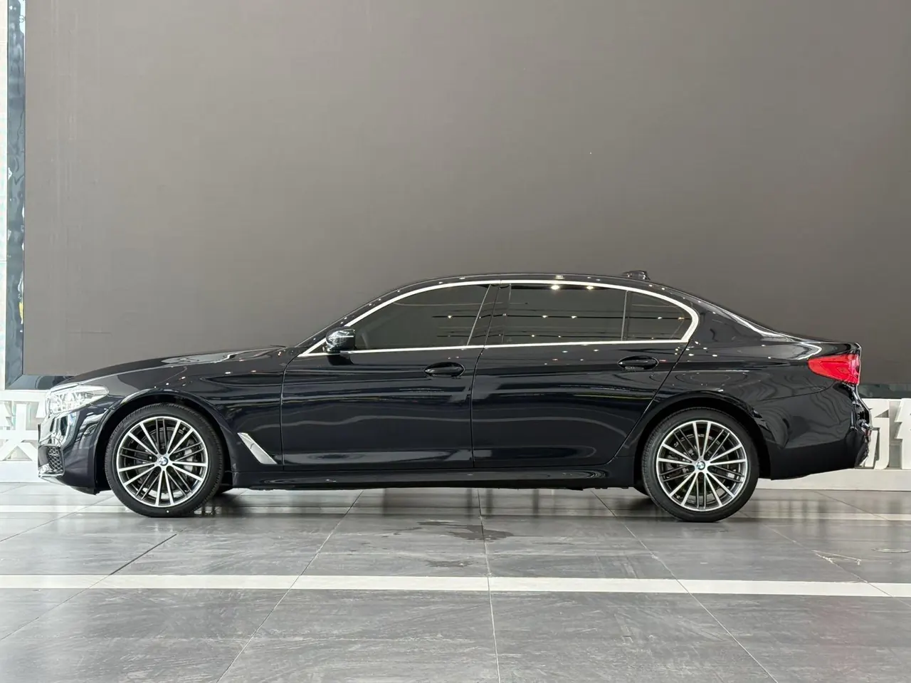 BMW 5 Series 2020 530Li 2.0T Leading M Sports Suit Automatic Gear 3
