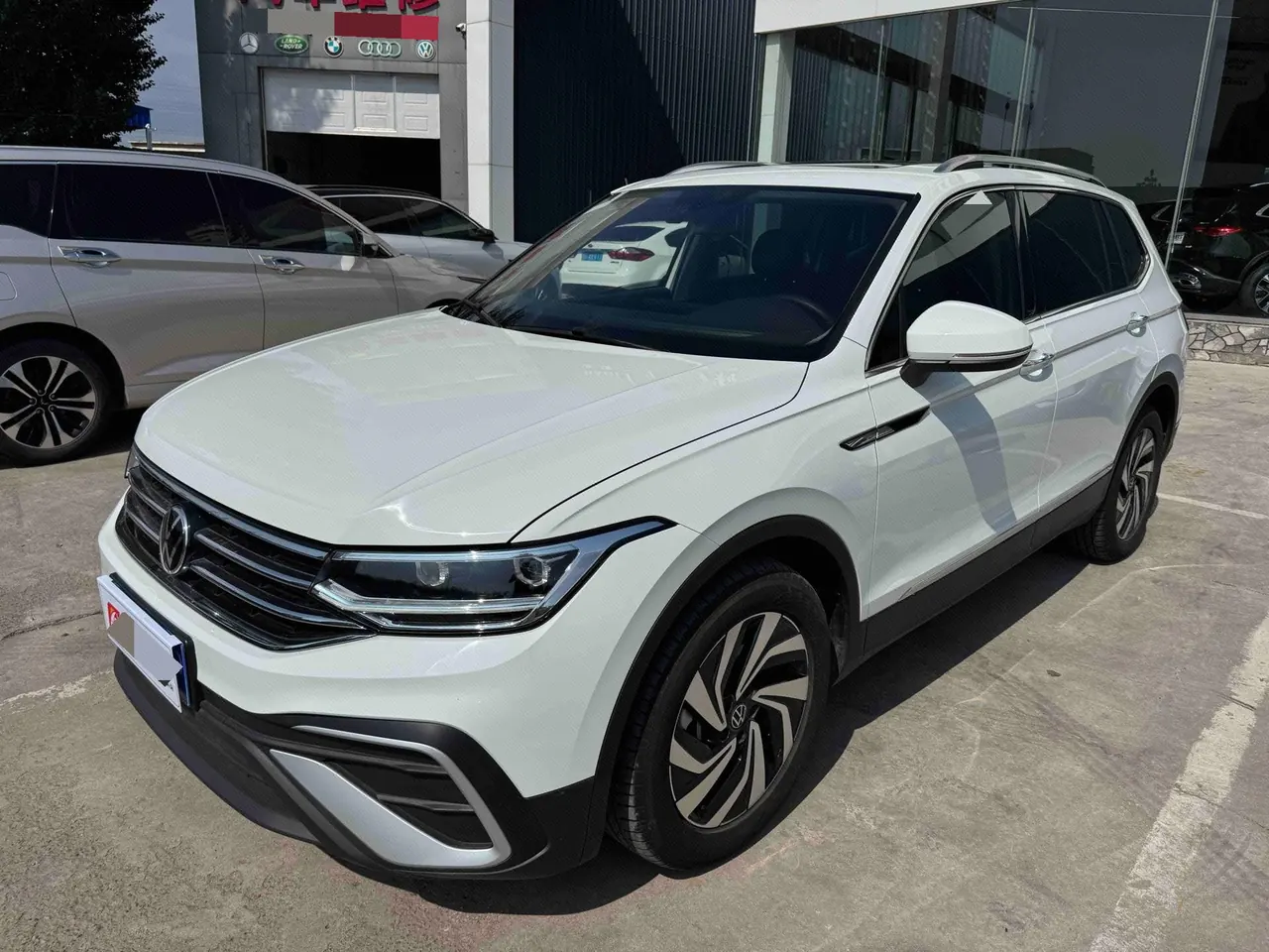打开图片灯箱:Volkswagen 2023 Tiguan L 2.0TSI 330TSI Two-Drive Smart Edition Automatic Gear