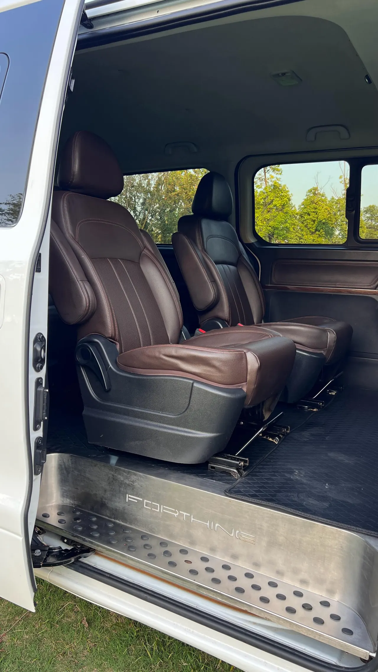 The popular Lingzhi PLUS 2022 Lingzhi PLUS 2.0 Travel Edition Elite 7-seat Manual 9