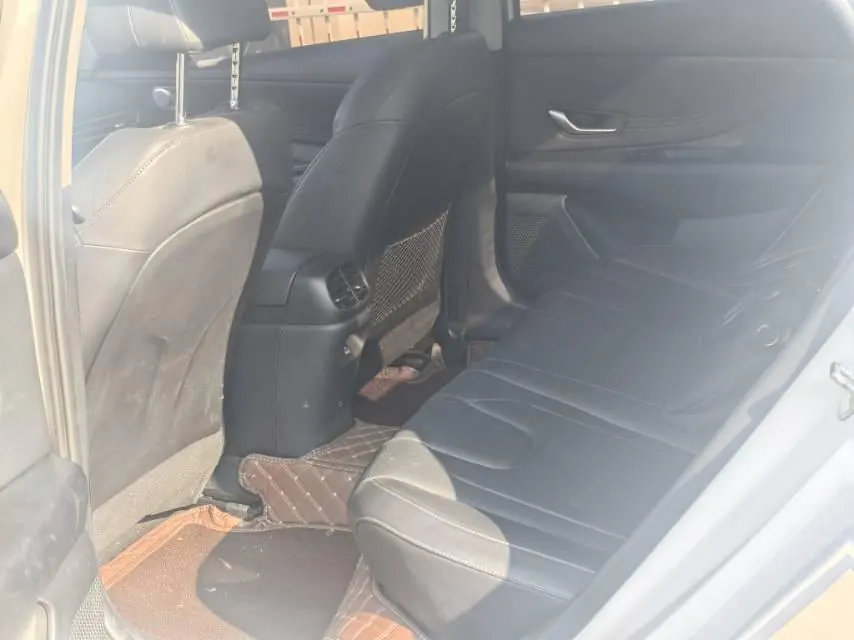 Hyundai 2022 Elantra -3-compartment 1.5 stepless LUX premium automatic gear 5