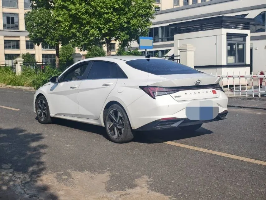 Hyundai 2022 Elantra -3-compartment 1.5 stepless LUX premium automatic gear 6