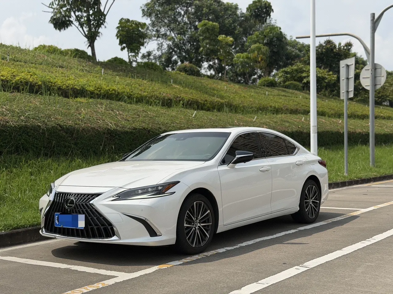 打开图片灯箱:Lexus ES (Imported) 2022 ES300h 2.5 Stepless Premium Edition Automatic Gear