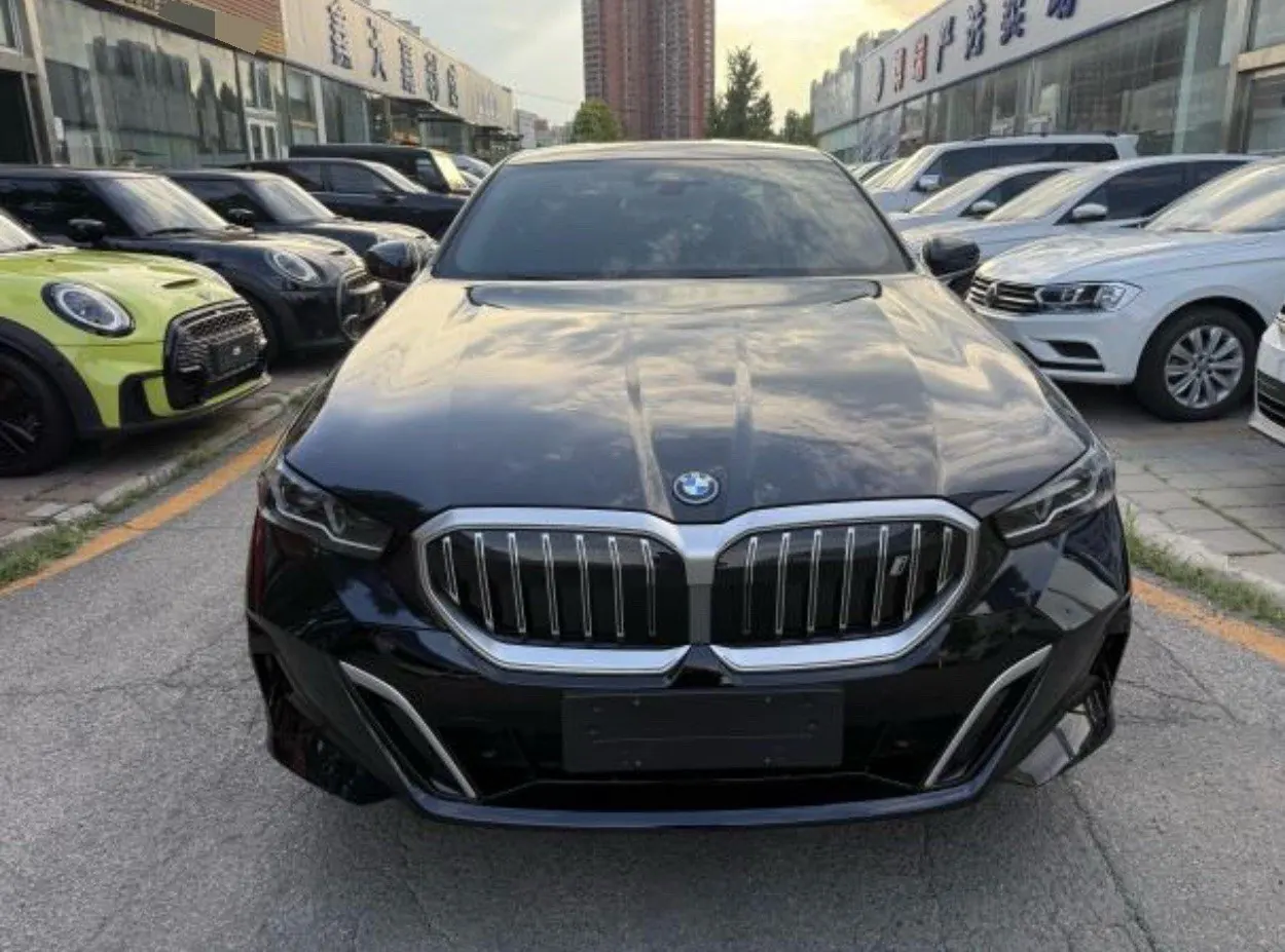 BMW 2024 i5 eDrive 35L M sports suit automatic gear 2
