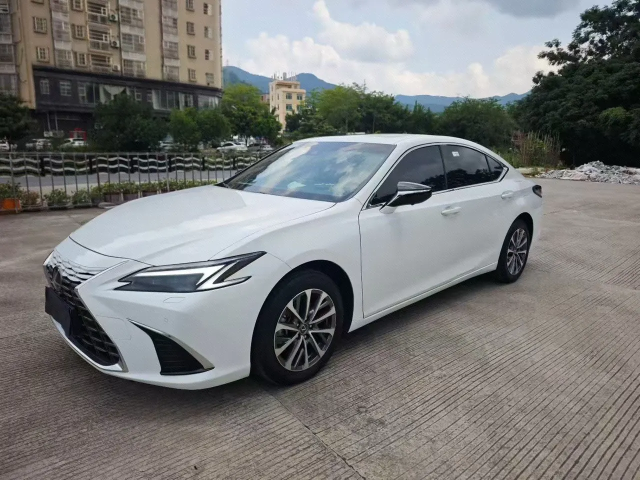 打开图片灯箱:Lexus ES (Imported) 2026 ES200 2.0 Stepless Moon Shadow Double Color Special Edition Automatic Gear