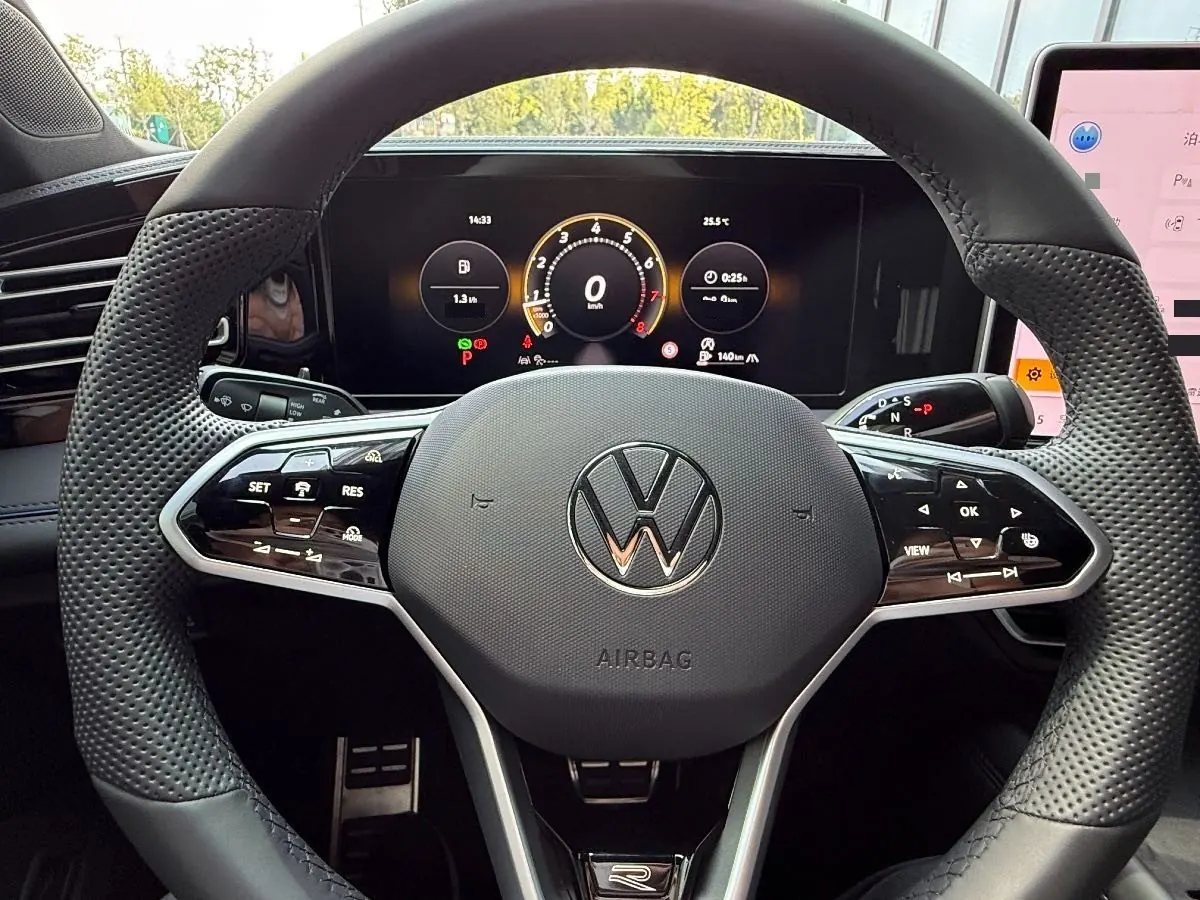 Volkswagen 2024 Tiguan L PRO 2.0TSI 330TSI Two-Drive R-Line Smart Collar Edition Automatic Gear 9