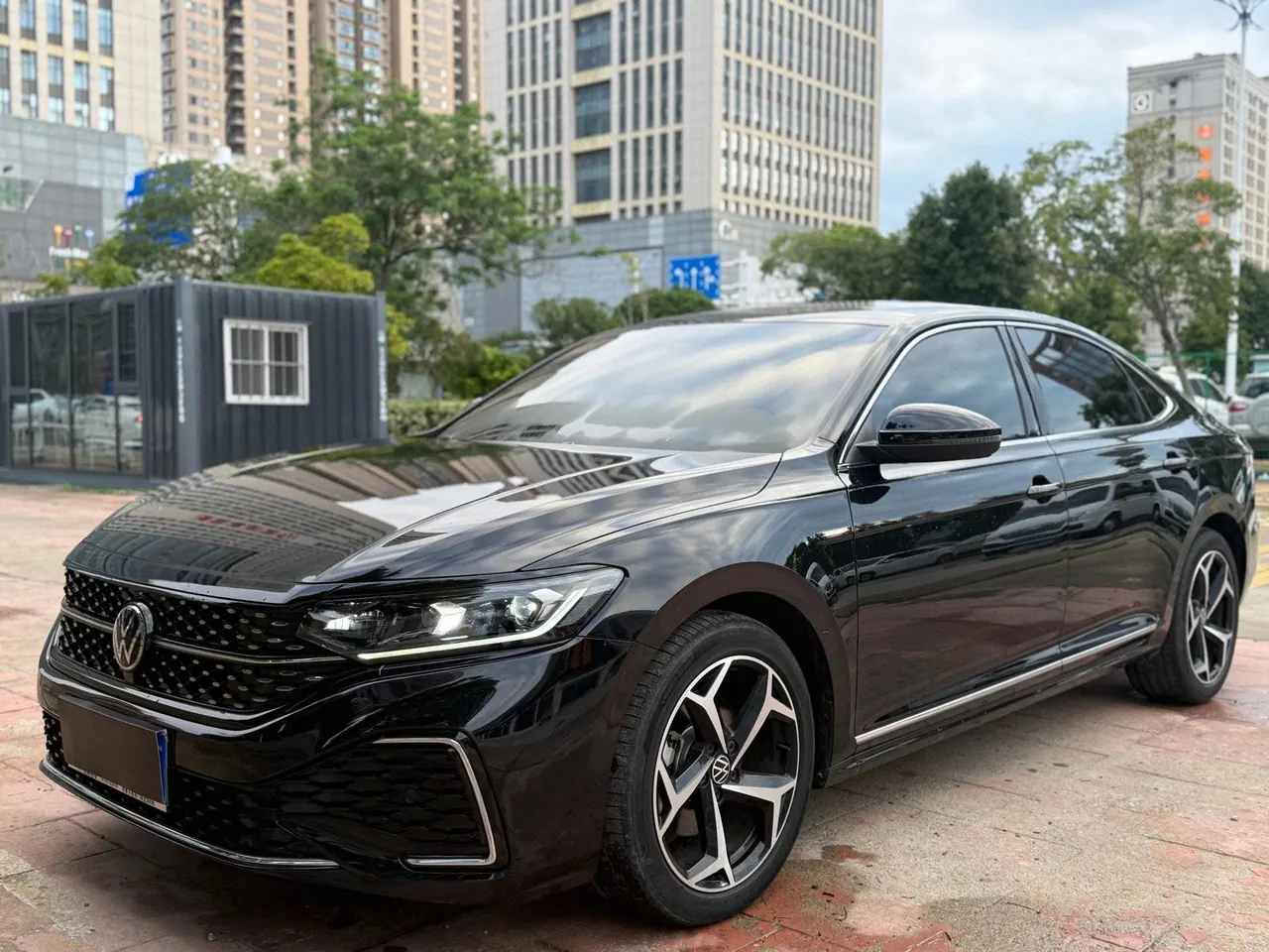 打开图片灯箱:Volkswagen 2024 Passat 2.0TSI 330TSI Star Elite Edition Automatic Gear