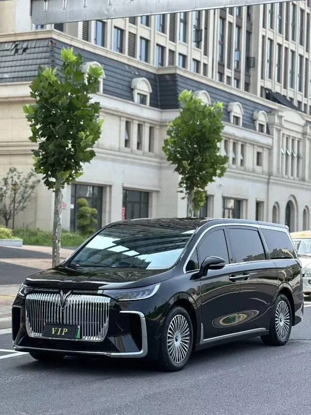Open image lightbox: Voyah 2025 dreamers PHEV 1.5T four-wheel drive distinguished Kunpeng version automatic gear