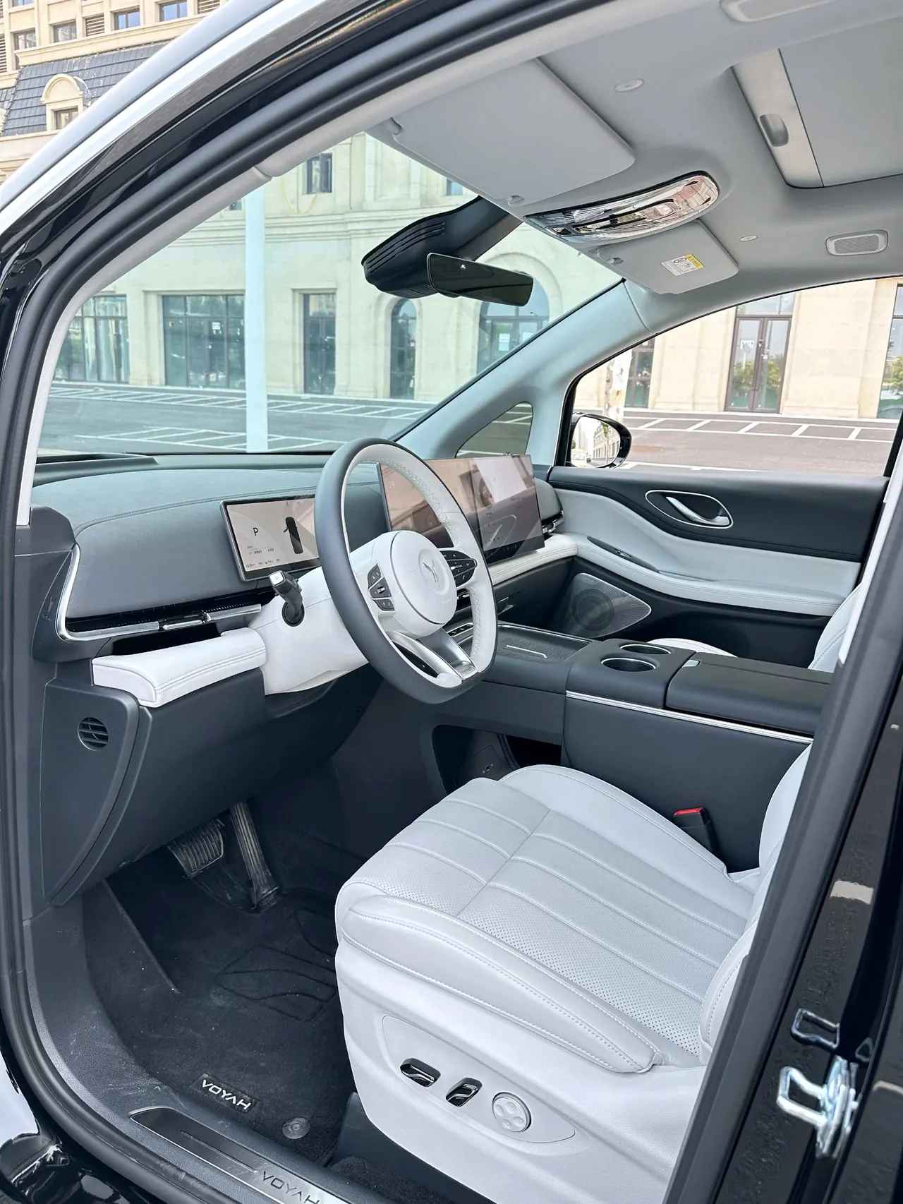 Voyah 2025 dreamers PHEV 1.5T four-wheel drive distinguished Kunpeng version automatic gear 5