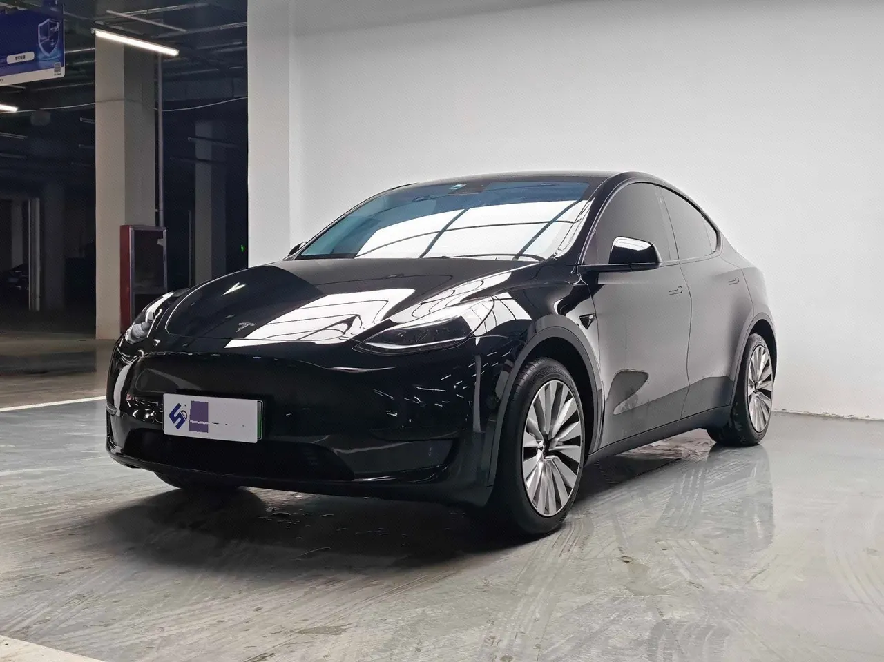 Open image lightbox: Tesla 2024 Model Y rear-wheel drive version automatic transmission