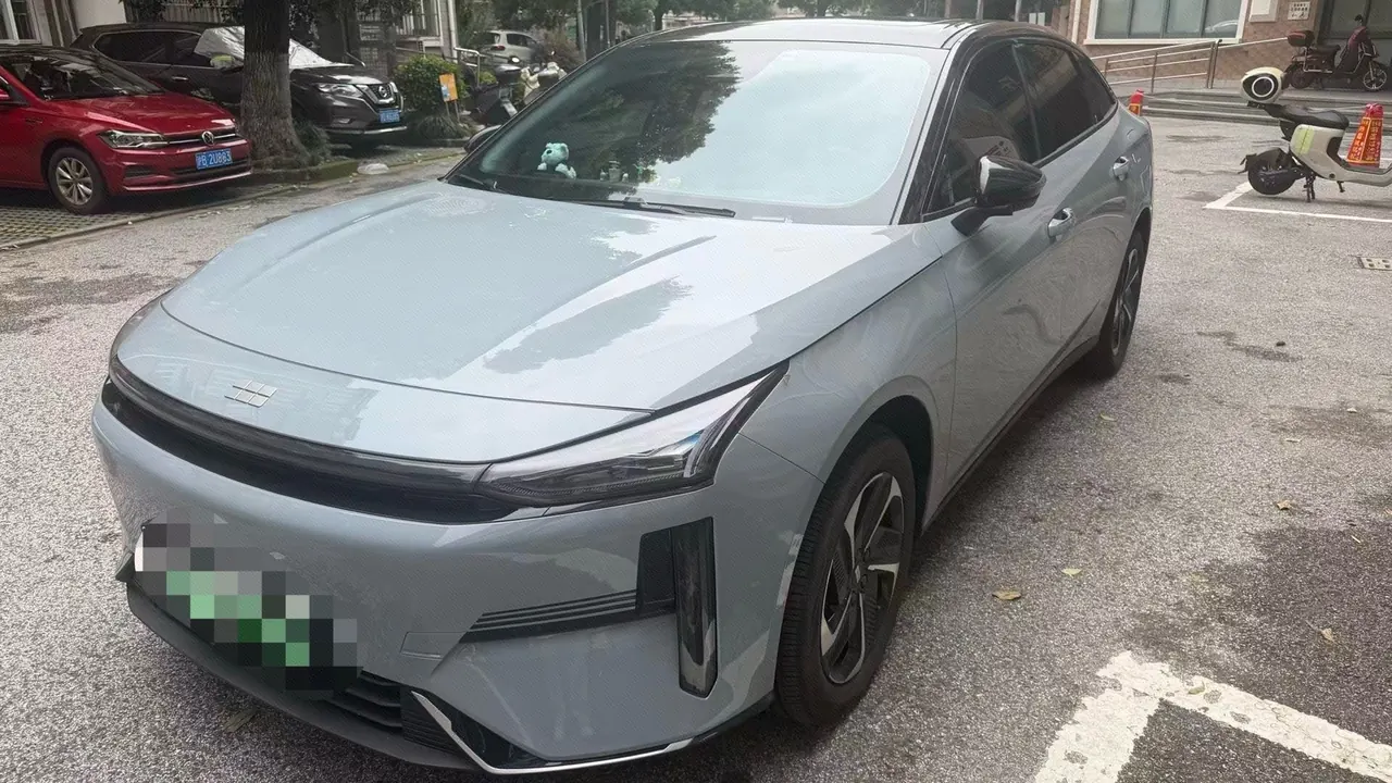 打开图片灯箱:Geely Galaxy 2025 L6 EM-i 1.5 140km Discovery Edition Automatic Gear