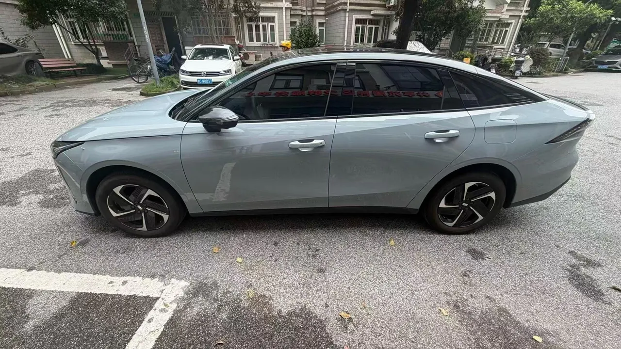 Geely Galaxy 2025 L6 EM-i 1.5 140km Discovery Edition Automatic Gear 4