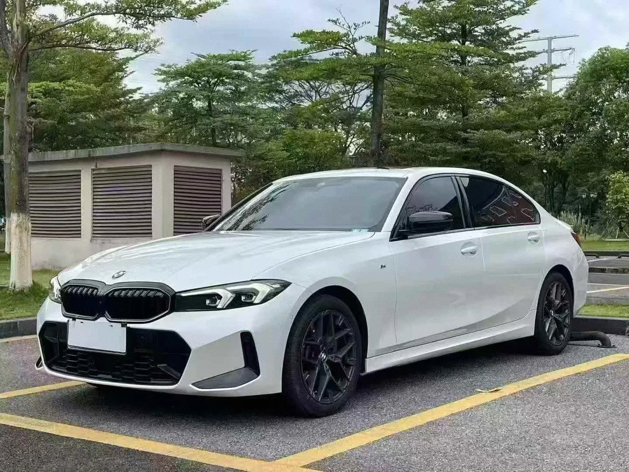 打开图片灯箱:BMW 3 Series 2025 330Li 2.0T M Sports Obsidian Night Suit Automatic Gear