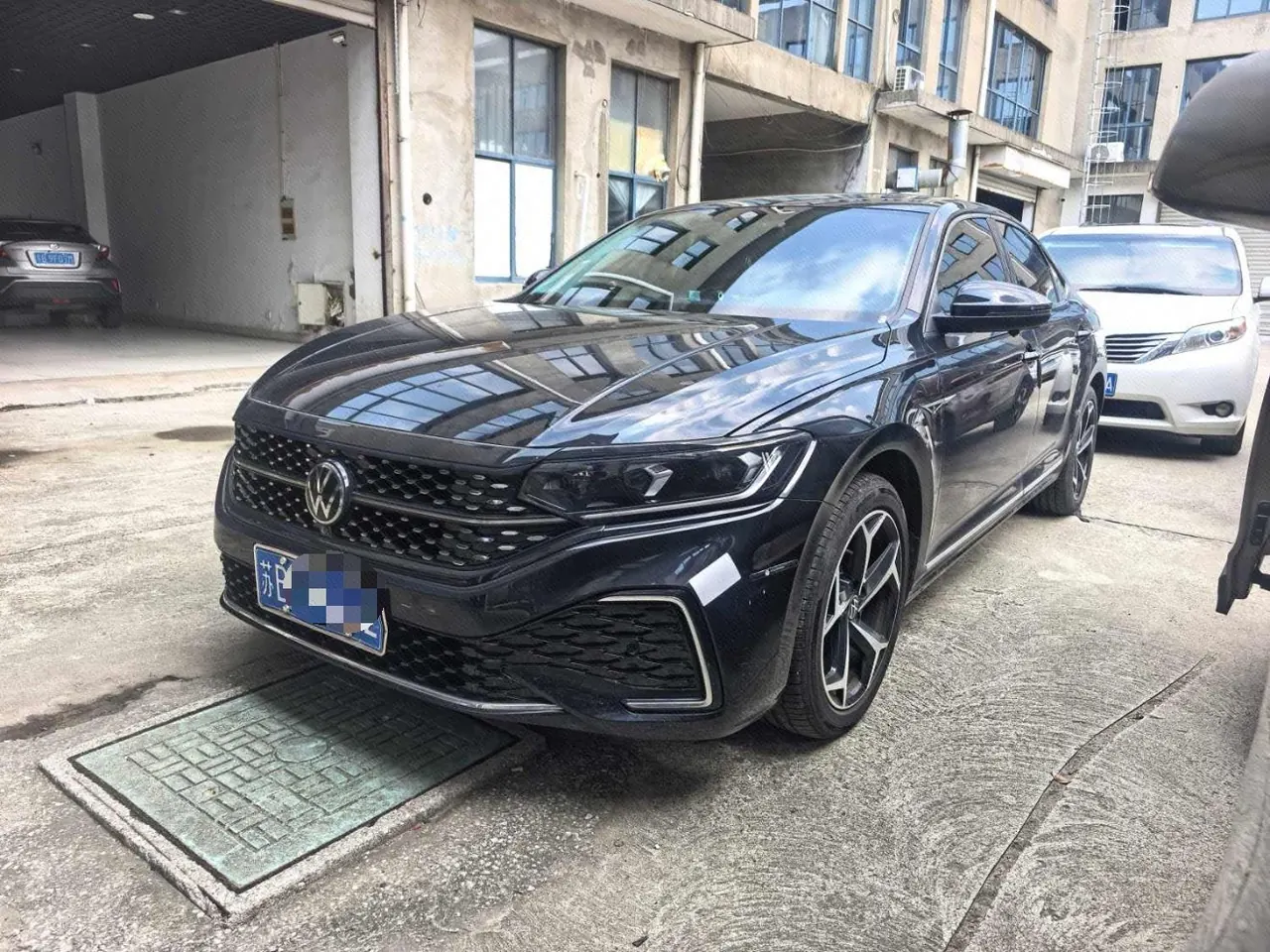 Open image lightbox: Volkswagen 2025 Passat 2.0TSI 380TSI outstanding star dragon version automatic gear