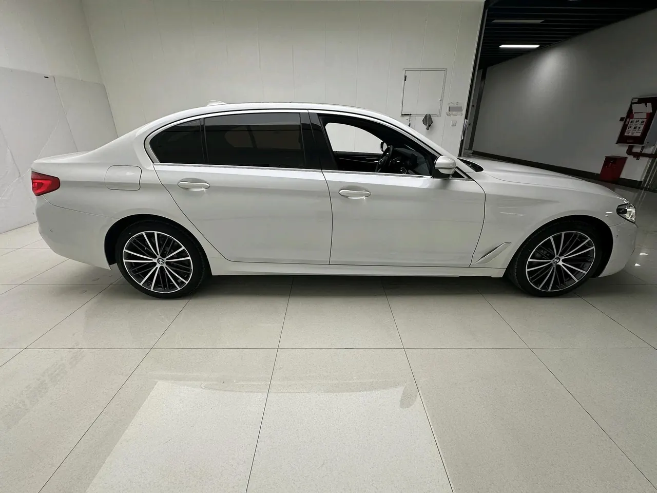 BMW 5 Series 2020 530Li 2.0T Leading M Sports Suit Automatic Gear 3