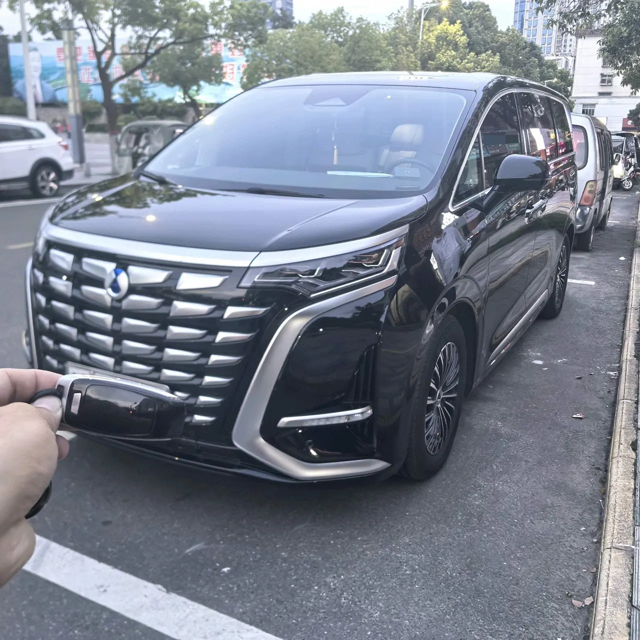 打开图片灯箱:Denza 2024 Denza D9 DM-i 1.5T stepless 1050 exclusive automatic gear