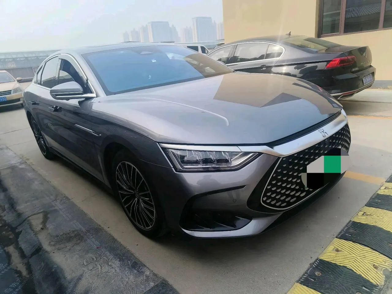 BYD 2022 Han DM-i 1.5T stepless 121KM honorable automatic gear 2