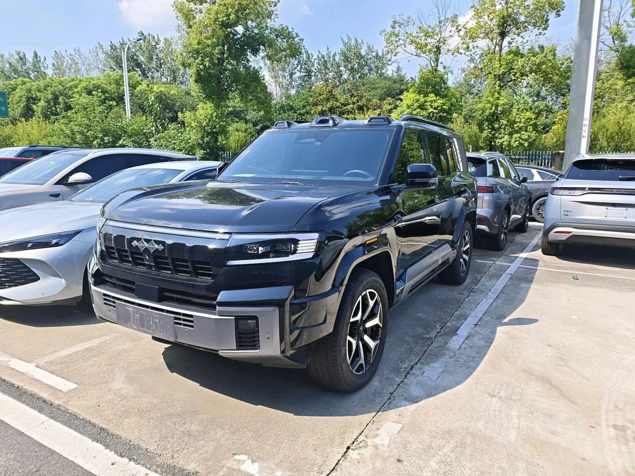 Open image lightbox: FangChengBao 2025 Leopard 8 2.0T Stepless Zhiyong Flagship Edition 7-seat Automatic Gear