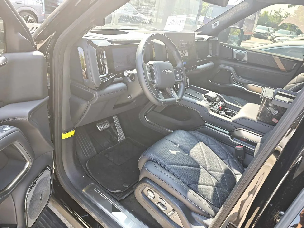 FangChengBao 2025 Leopard 8 2.0T Stepless Zhiyong Flagship Edition 7-seat Automatic Gear 4