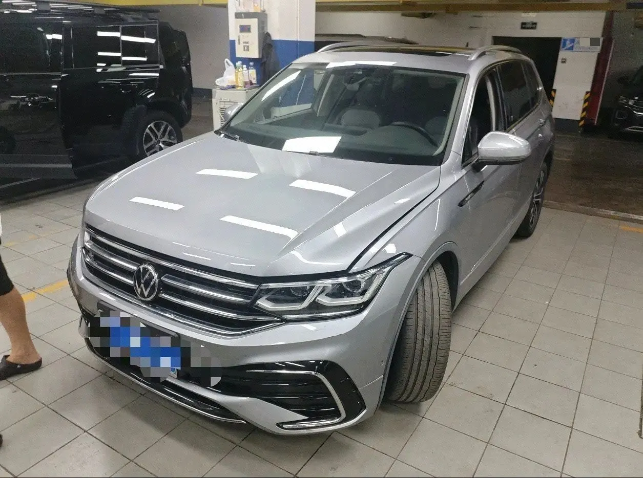 Open image lightbox: Volkswagen 2022 Tiguan L R-Line 2.0TSI 330TSI Two-Drive R-Line Ultimate Automatic Gear
