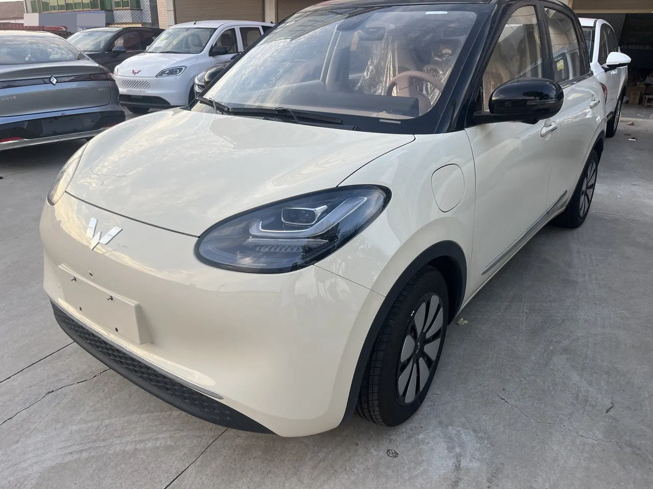 Open image lightbox: WuLing 2025 Plantronics 410km LingBox Exclusive Automatic Transmission