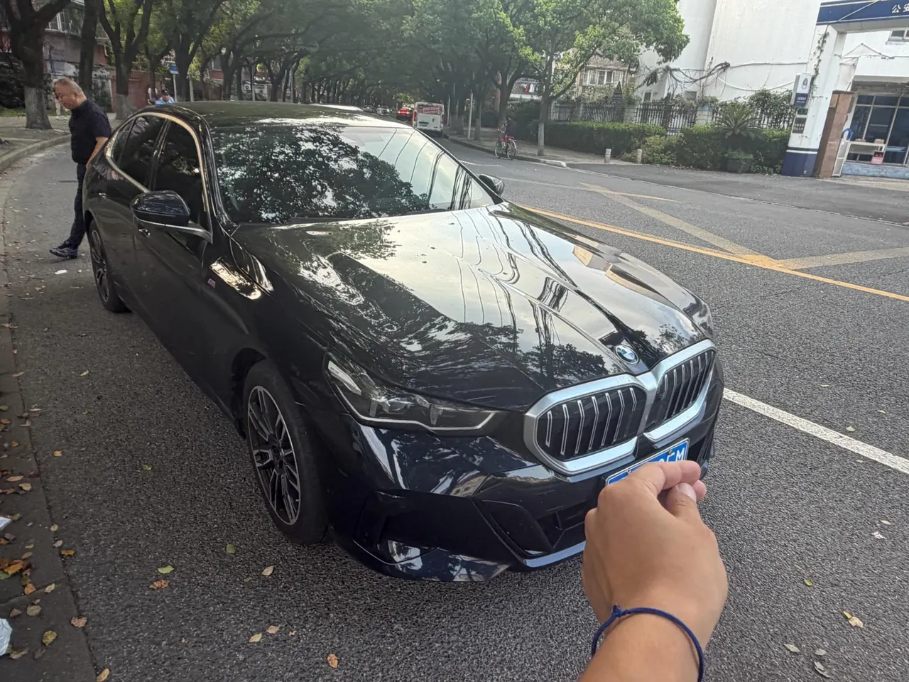 BMW 5 Series 2024 model 530Li 48V 2.0T Leading Edition M Sport Package Automatic 3