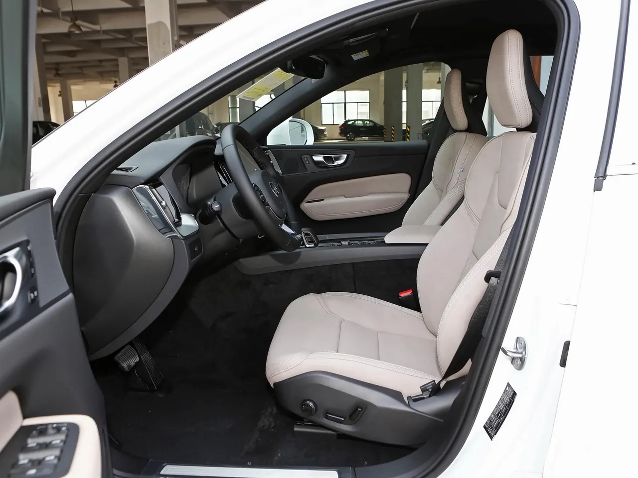 Volvo 2026 XC60 48V 2.0T B5 All-Wheel Drive Intelligent Luxury Edition Automatic Transmission 5
