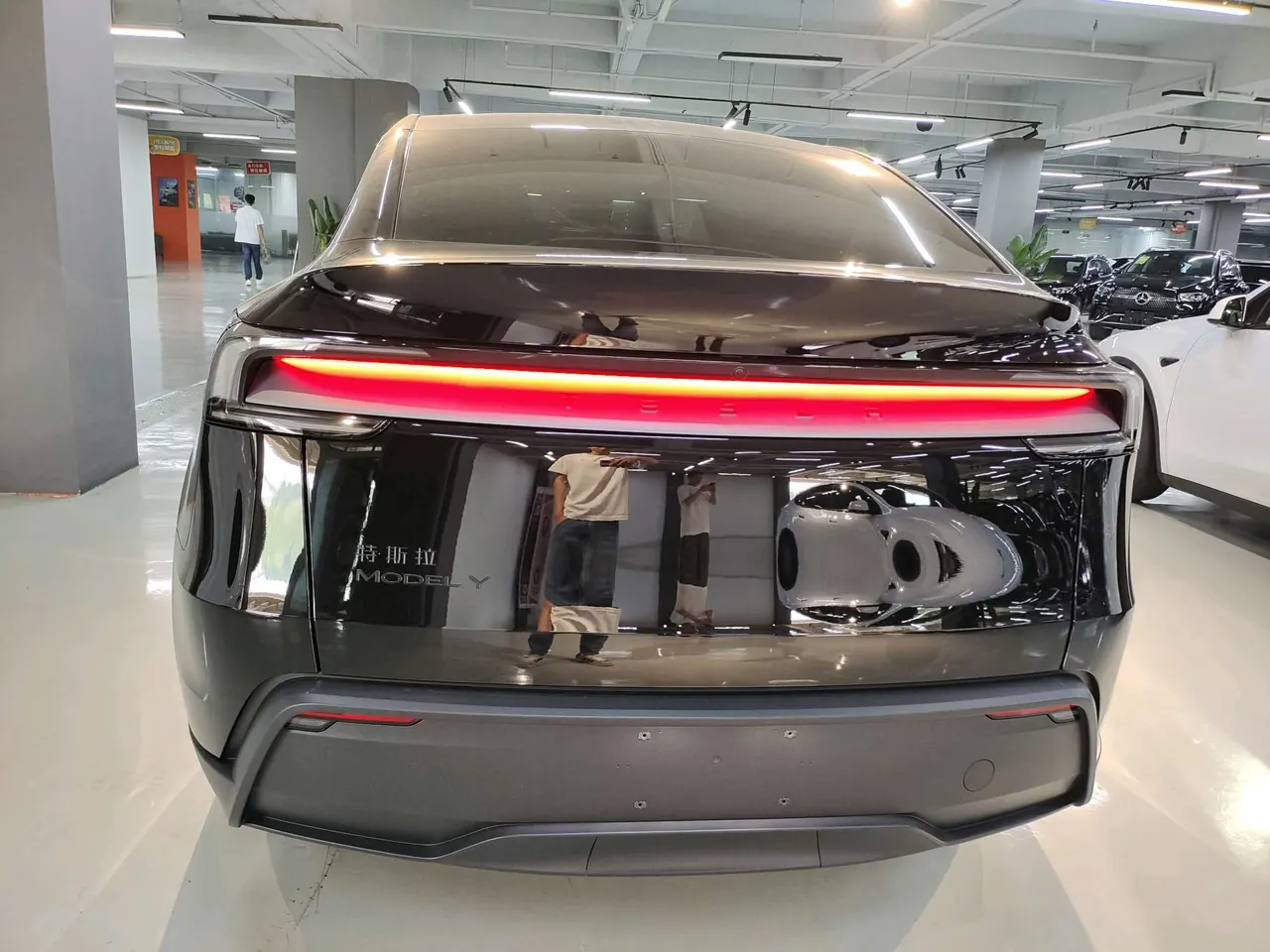 Tesla 2026 Model Y Rear-Wheel-Drive Automatic 5