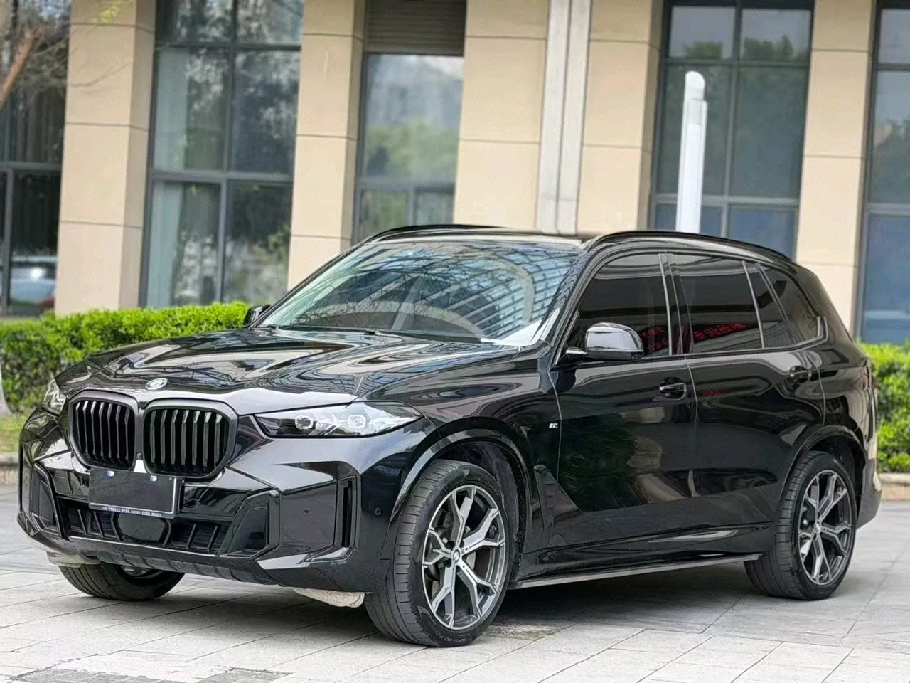 Open image lightbox: BMW 2023 X5 xDrive30Li 48V 2.0T exclusive m sports obsidian night suit automatic gear