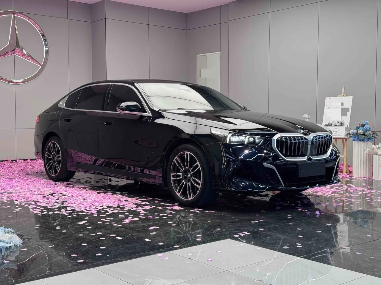BMW 5 Series 2024 model 530Li 48V 2.0T Leading Edition M Sport Package Automatic 3