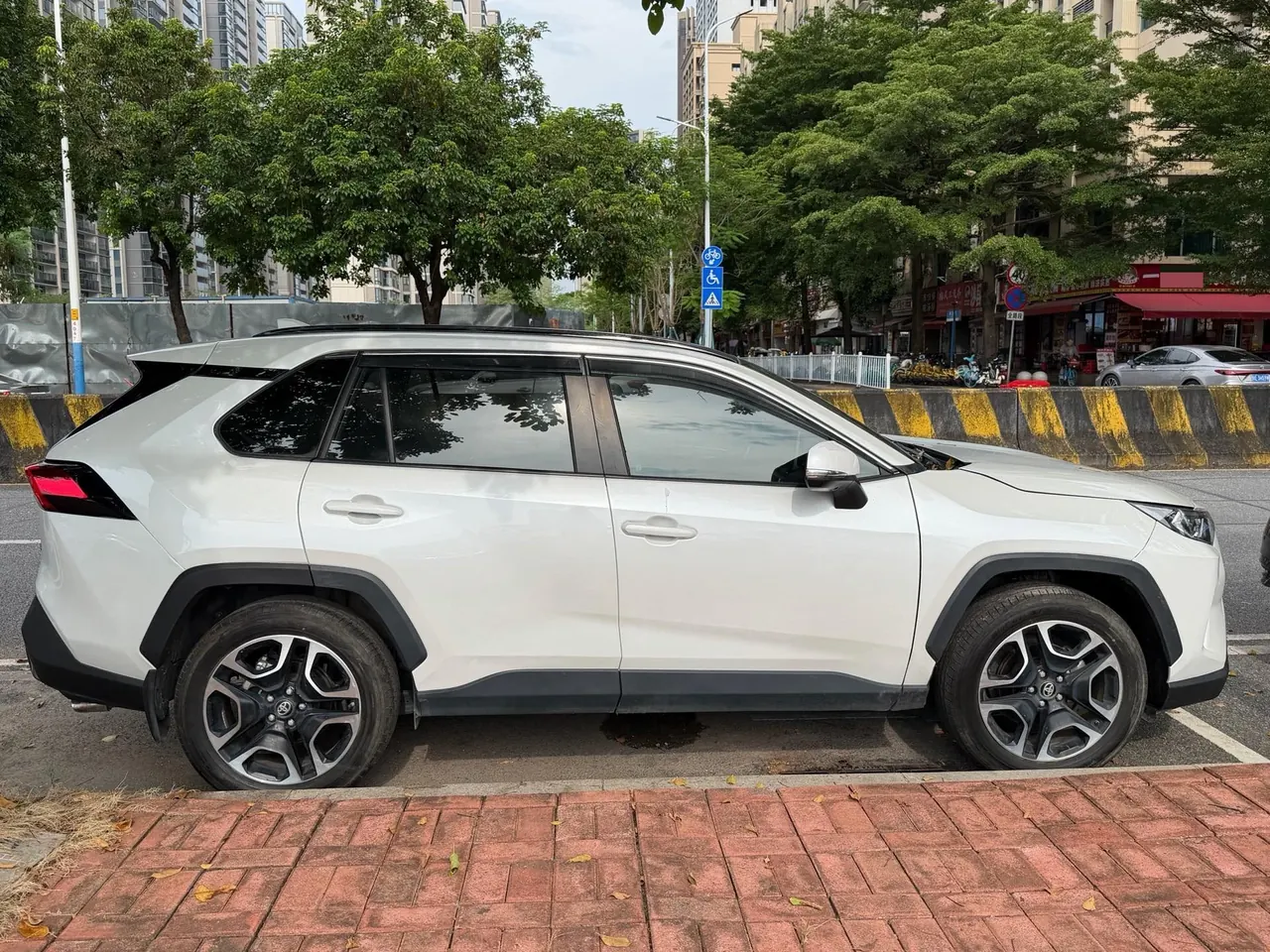 Toyota 2021 RAV4 Rongfeng 2.0 Stepless Four-wheel Drive Fashion PLUS Edition Automatic Gear 2