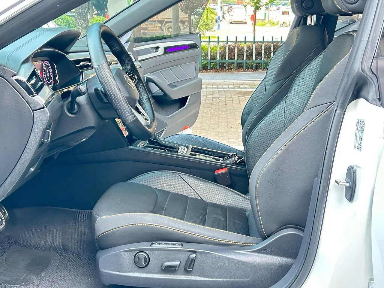 Volkswagen 2023 CC 2.0TSI 380TSI eye-catching automatic gear 12