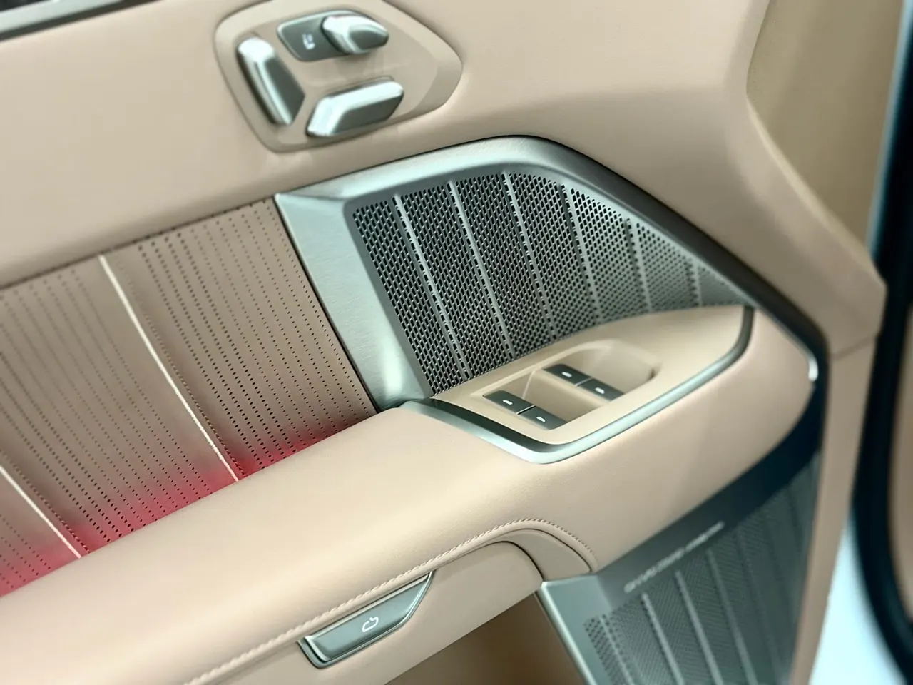 ONVO 2025 L90 Ultra Six‑Seater Automatic 14