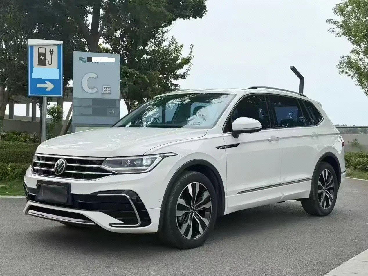 Open image lightbox: Volkswagen 2022 Tiguan L R-Line 2.0TSI 330TSI Two-Drive R-Line Overdrive Automatic Gear