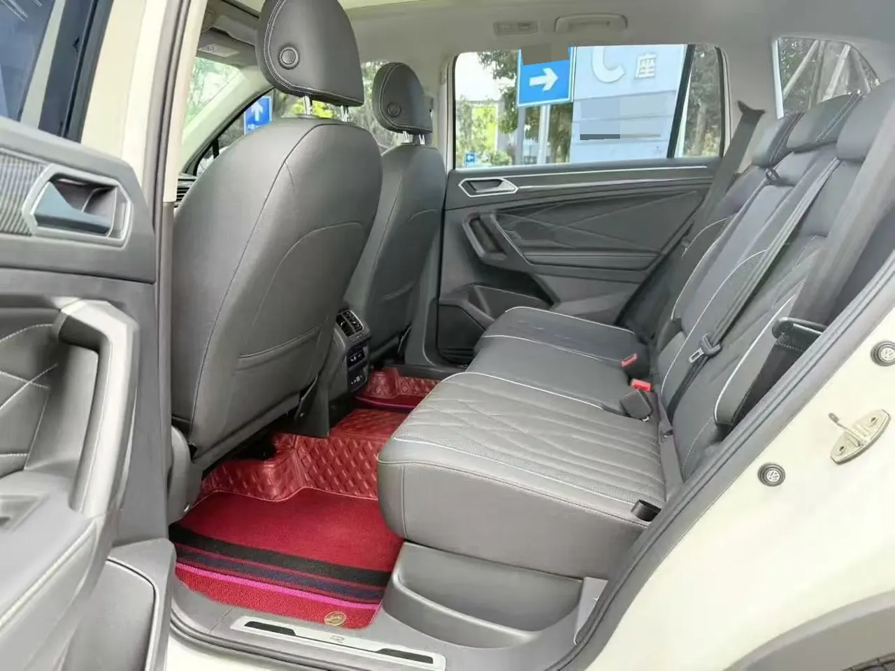 Volkswagen 2022 Tiguan L R-Line 2.0TSI 330TSI Two-Drive R-Line Overdrive Automatic Gear 4