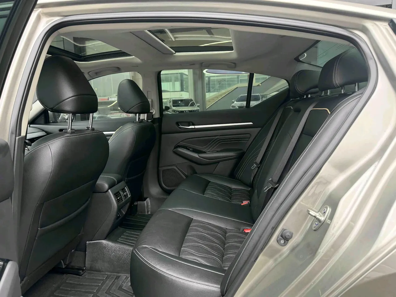 Nissan 2022 Teana 2.0T Stepless XL Enjoying Automatic Gear 3